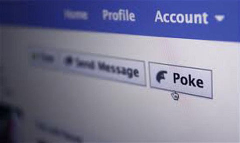 Tính năng "poke" trên Facebook . Tính năng này được dùng để thu hút sự chú ý của người dùng khác. Poke không hề có mục đích sử dụng cụ thể nào vào người dùng có thể hiểu nó theo nhiều cách khác nhau. Nó tạo ra một "cuộc chiến" ngầm giữa người dùng. Sự việc càng trở nên tồi tệ khi Facebook cho phép người dùng thực hiện nhiều hành động khác (như vẫy sóng, ném cừu vào…) với bạn của mình. Thật may mắn là đến giờ Facebook đã xóa nút poke khỏi trang chủ.